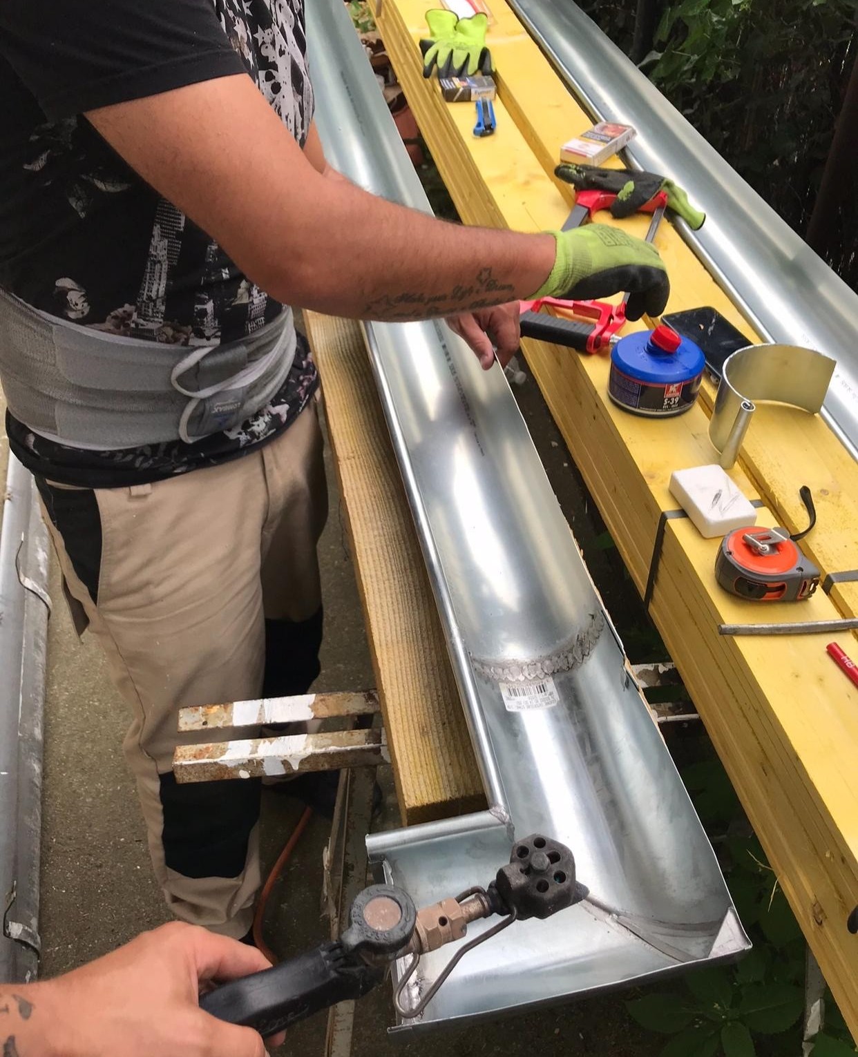 Pose de gouttières zinc